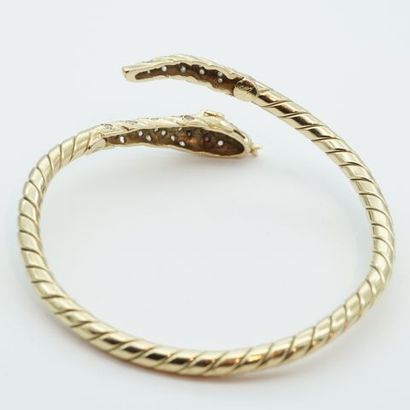 null Bracelet jonc « Serpent » en or jaune 18K torsadé, la tête et la queue serties...