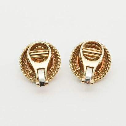 null Pair of 18K yellow gold earrings without stems, with hammered cabochons in the...