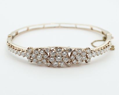 null 
Opening bracelet in 14K yellow gold with a central motif decorated with flowers...