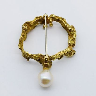 null SCHLUEP, Walter (1931-2016)

Broche en or 18K, orné d'une perle et deux diamants.



Longueur...