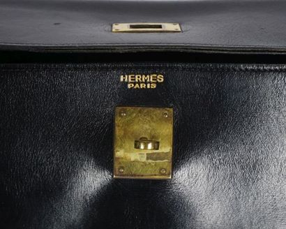 null HERMÈS, SAC KELLY

Iconique sac à main Kelly 35 datant des années 50, en cuir...
