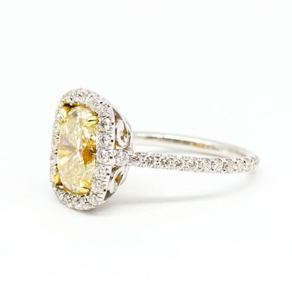 null Bague en or blanc 18K, ornée d’un diamant taillé en ovale de couleur jaune dans...