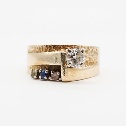 null Bague en or 14K ornée d'un diamant ainsi qu'un trio de pierres colorés.



Taille...