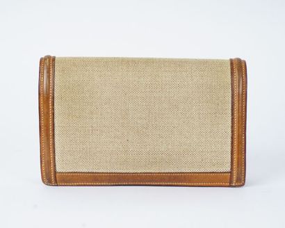 null HERMÈS

Pochette Hermès en cuir brun et tissu beige. 



21.5x3x13.5cm x 8....