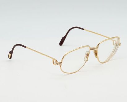 null CARTIER

Paire de lunettes vintage plaquées or 18K, signée Cartier.



P. Total...