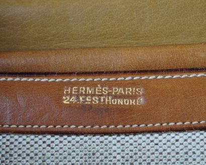 null HERMÈS

Pochette Hermès en cuir brun et tissu beige. 



21.5x3x13.5cm x 8....