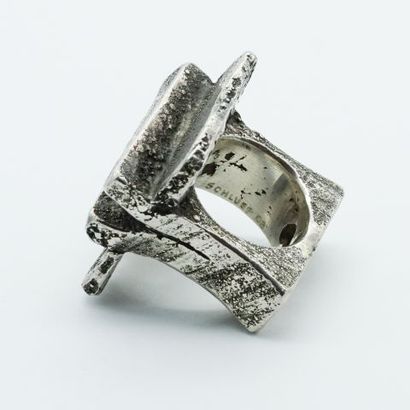 null SCHLUEP, Walter (1931-2016)

Silver ring, decorated with a line of gold pearls.



Size:...