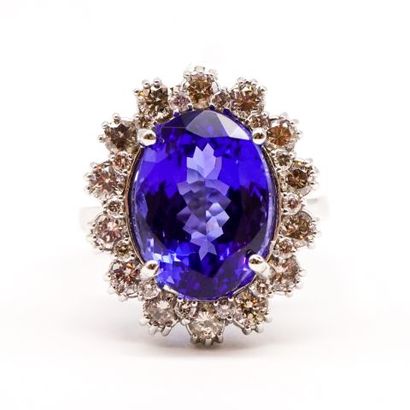 null Bague «Fleur » en or blanc 14K, ornée d’une tanzanite ovale dans un entourage...