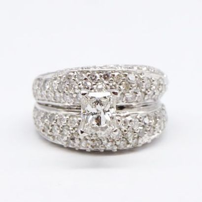 null 14K white gold double band ring set with a princess diamond and set with a pavé...