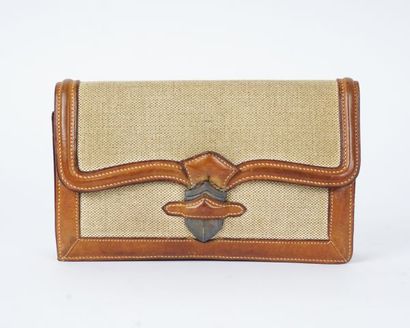 null HERMÈS

Pochette Hermès en cuir brun et tissu beige. 



21.5x3x13.5cm x 8....