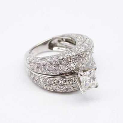 null 14K white gold double band ring set with a princess diamond and set with a pavé...