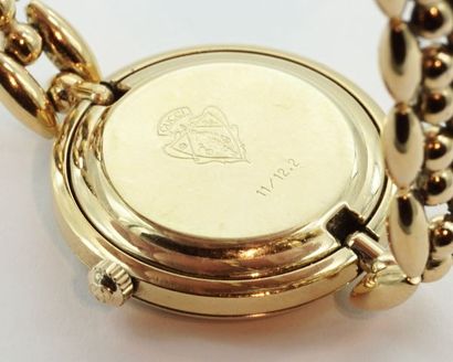 null GUCCI

Montre « Swiss made » en métal doré, cadran blanc, lunette interchangeable....