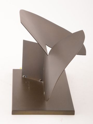 null THIBEAULT, Danielle (1946)

"Ove no 4" (1983)

Patinated brass, unique piece

Signed...