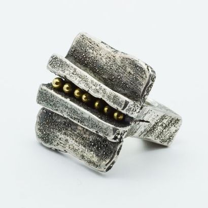 null SCHLUEP, Walter (1931-2016)

Silver ring, decorated with a line of gold pearls.



Size:...