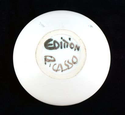null Pablo PICASSO (1881-1973) 

MADOURA

"Oiseau au ver", 1952

Cendrier rond en...
