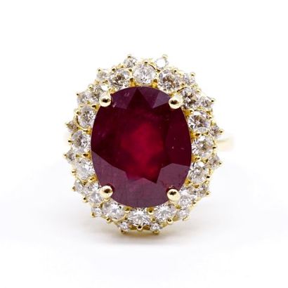 null 14K white gold ring, featuring an oval ruby in a setting of 16 brilliant-cut...