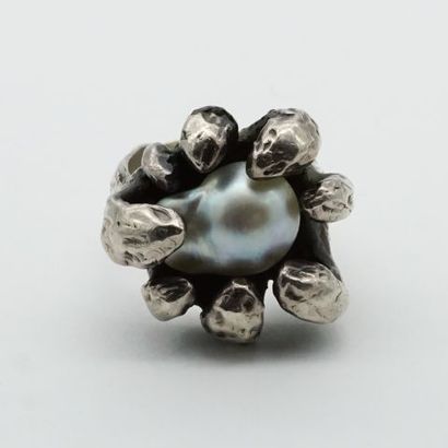 null SCHLUEP, Walter (1931-2016)

Bague en argent, sertie d'une perle.



Taille...