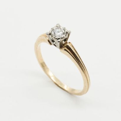 null Solitaire" ring in 10K yellow gold, set with a brilliant-cut diamond.



Size:...