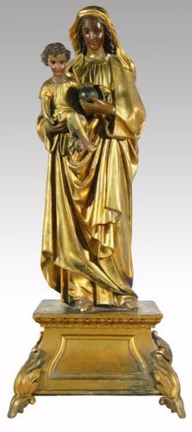 ÉCOLE CANADIENNE Vierge en bois sculpté polychrome et doré sur son socle à décor...