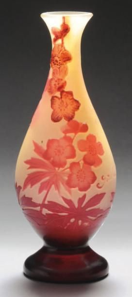 GALLÉ, Émile (1846-1904) Vase de forme balustre sur piédouche en verre gravé à l'acide...