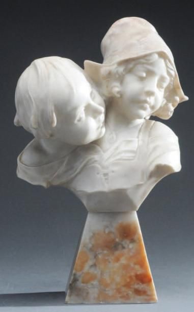 BRAGRONI (?) Groupe sculpté en marbre représentant deux têtes d'enfants. Signé au...