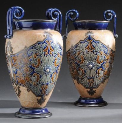 ROYAL DOULTON Importante paire de vases à l'antique, de type kilox, motif floraux...