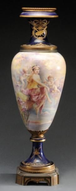 "SÈVRES" Vase en amphore panathénaïque, porcelaine bleue nuit et or cerclée de bronze...