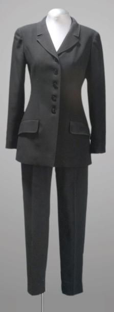 CHANEL Tailleur pantalon 100% laine noire, veste à col tailleur, simple boutonnage,...