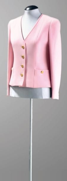 CHANEL Veste en lainage rose pâle, col en V, simple boutonnage, deux poches appliquées...