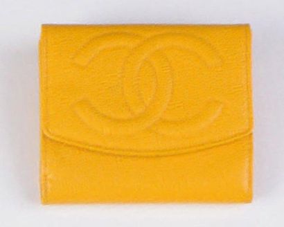 CHANEL Porte-feuille en cuir moutarde siglé. Mustard leather wallet with logo.