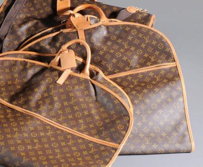 LOUIS VUITTON Housse porte habits en toile monogram et cuir naturel. Monogrammed...