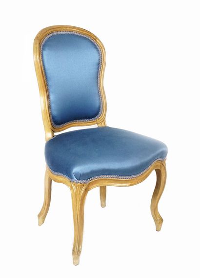  Louis XV period chair in natural wood, rests on curved legs. 
H 89cm - 35"