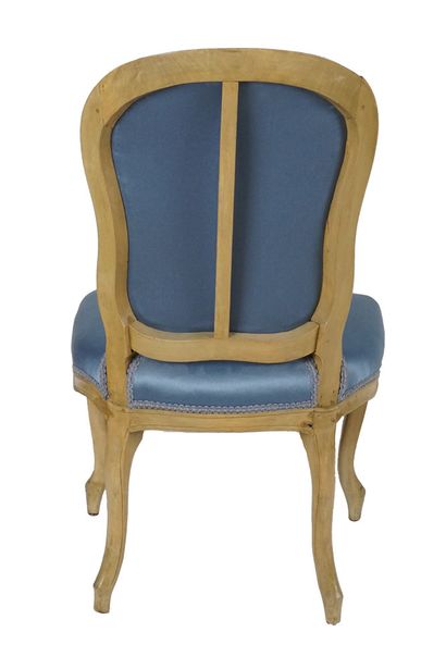  Louis XV period chair in natural wood, rests on curved legs. 
H 89cm - 35"