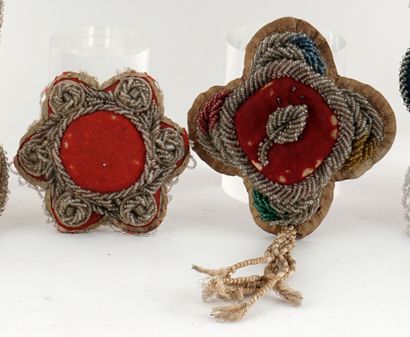 null Lot 4 Hodenosaunee (Iroquois) beaded pin cushions, 1880-1915

Fabrics, thread,...