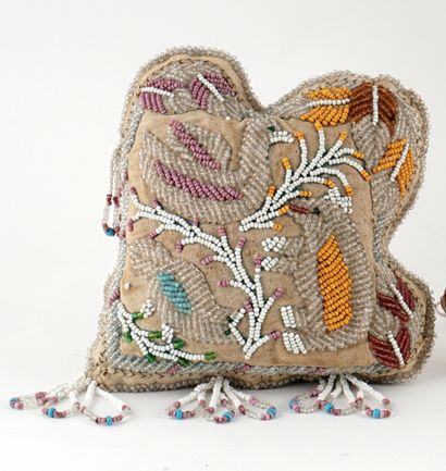 null Lot 4 Hodenosaunee (Iroquois) beaded pin cushions, 1880-1915

Fabrics, thread,...
