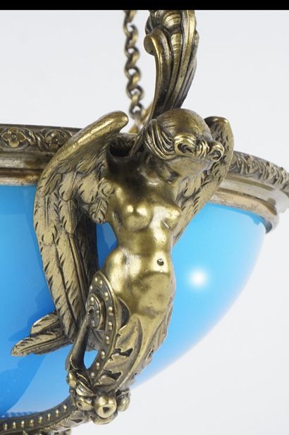  Suspension, opaline sertie de bronze à décors de trois anges, époque XIX, début...
