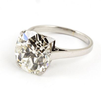 null PLATINE DIAMANT / PLATINUM DIAMOND

Bague solitaire en platine ornée d'un diamant...