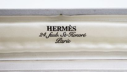 null HERMÈS

Bracelet Hermès en argent 925 formé de gros maillons de style crescendo.

Longueur:...