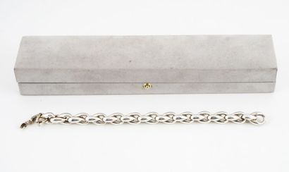 null HERMÈS

Bracelet Hermès en argent 925 formé de gros maillons de style crescendo.

Longueur:...