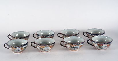 null JAPANESE TEA SET

Japanese tea set, including eight cups, eleven saucer plates,...