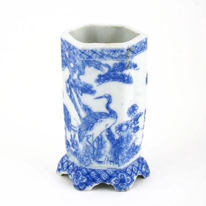 null Petit vase blanc japonais sur chaque côté duquel sont attachées deux poignées....