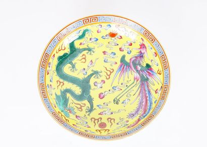 null PLATE

A Famille Rose porcelain plate representing a scene between a dragon...