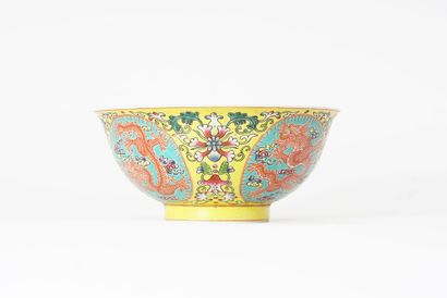 null COUPE

Coupe en porcelaine à décor polychrome sur fond jaune représentant un...