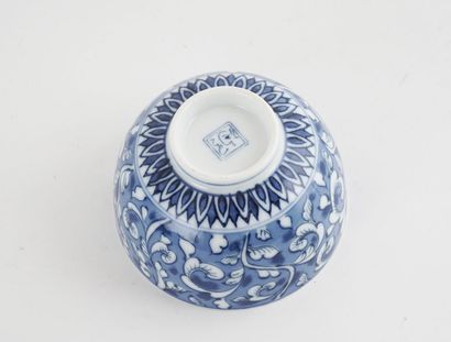 null SERVICE

Service japonais en porcelaine à décor bleu de lotus et rinceaux, comprenant...