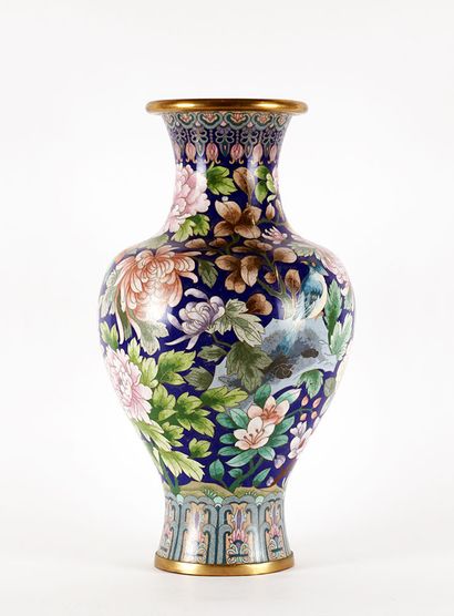 null Chinese cloisonné vase, decorated with peonies.

28x52 cm - 11x20.5''