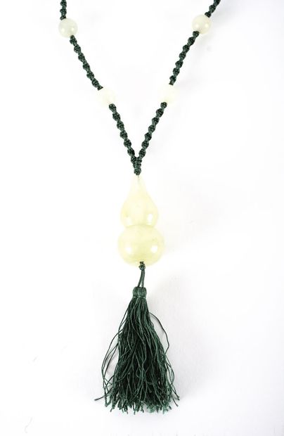 null JADE

Pearl necklace and jade pendant in the shape of a colocynth.

Length:...