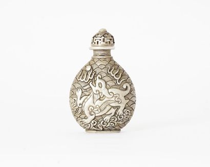 null SNUFF BOTTLE

Silver-plated snuff bottle, decorated with a Qilin among clouds.

Apocryphal...