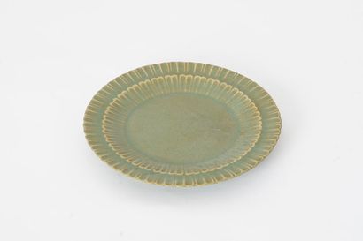 null PLATE

A celadon ceramic cup whose surface is covered with a cracked glaze,...