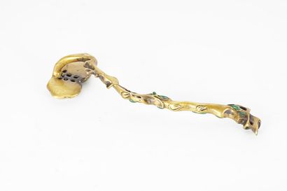 null SCEPTRE

Sceptre ruyi en bronze doré, la tête ornée de deux cabochons de jade,...