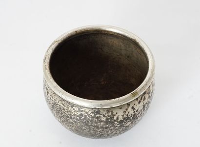 null BASIN

Small silver-plated basin whose base bears an apocryphal Xuande mark.

Diameter...